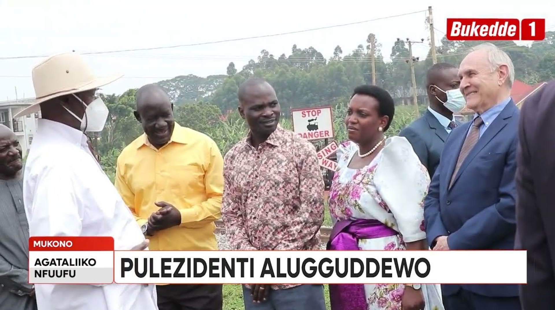 Agataliikonfuufu: Oluguudo lw'eggaali y'omukka. Pulezidenti Museveni alugguddewo.Asiimye omulimu. Agataliikonfuufu: Oluguudo lw'eggaali y'omukka. Pulezidenti Museveni alugguddewo.Asiimye omulimu.
