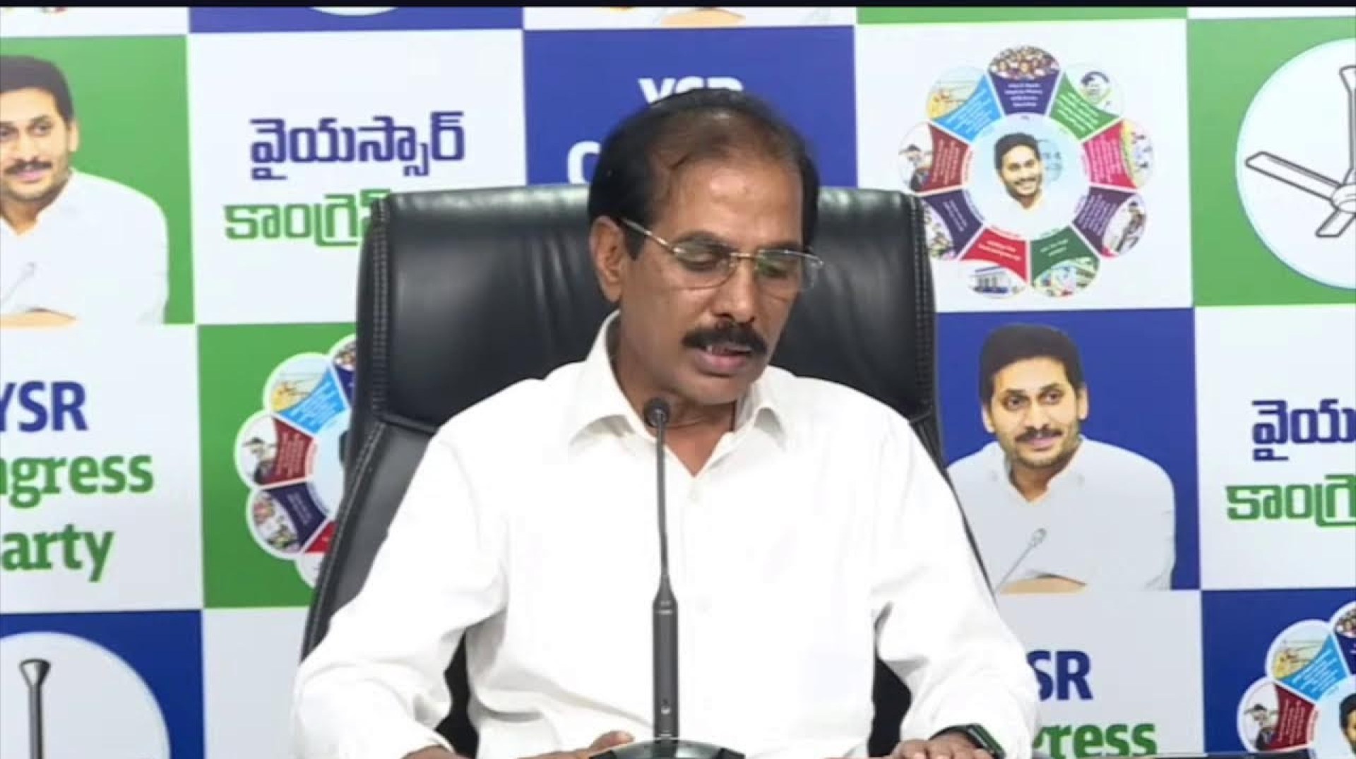 LIVE : Party State Legal Cell President Sri M. Manohar Reddy BYTE at Party central office, Tadepalli LIVE : Party State Legal Cell President Sri M. Manohar Reddy BYTE at Party central office, Tadepalli