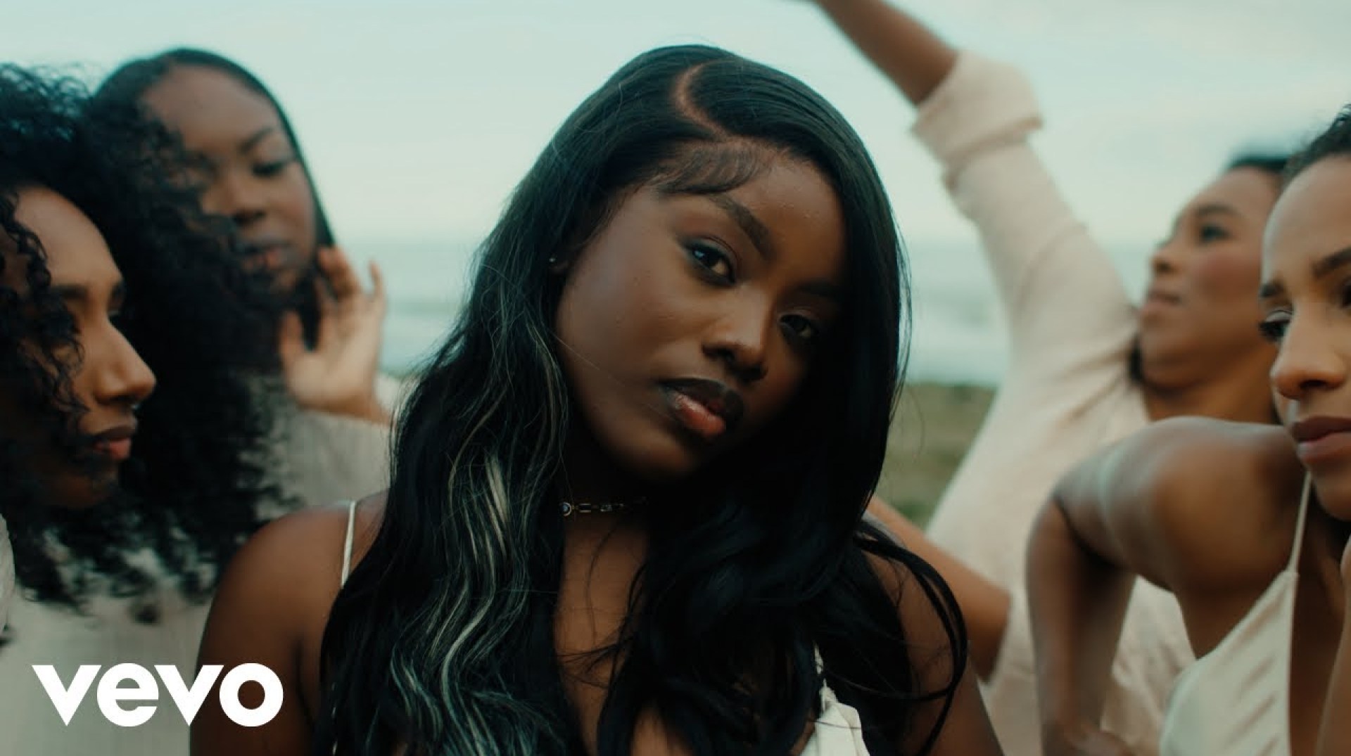 Gyakie – Rent Free (Official Music Video) Gyakie – Rent Free (Official Music Video)