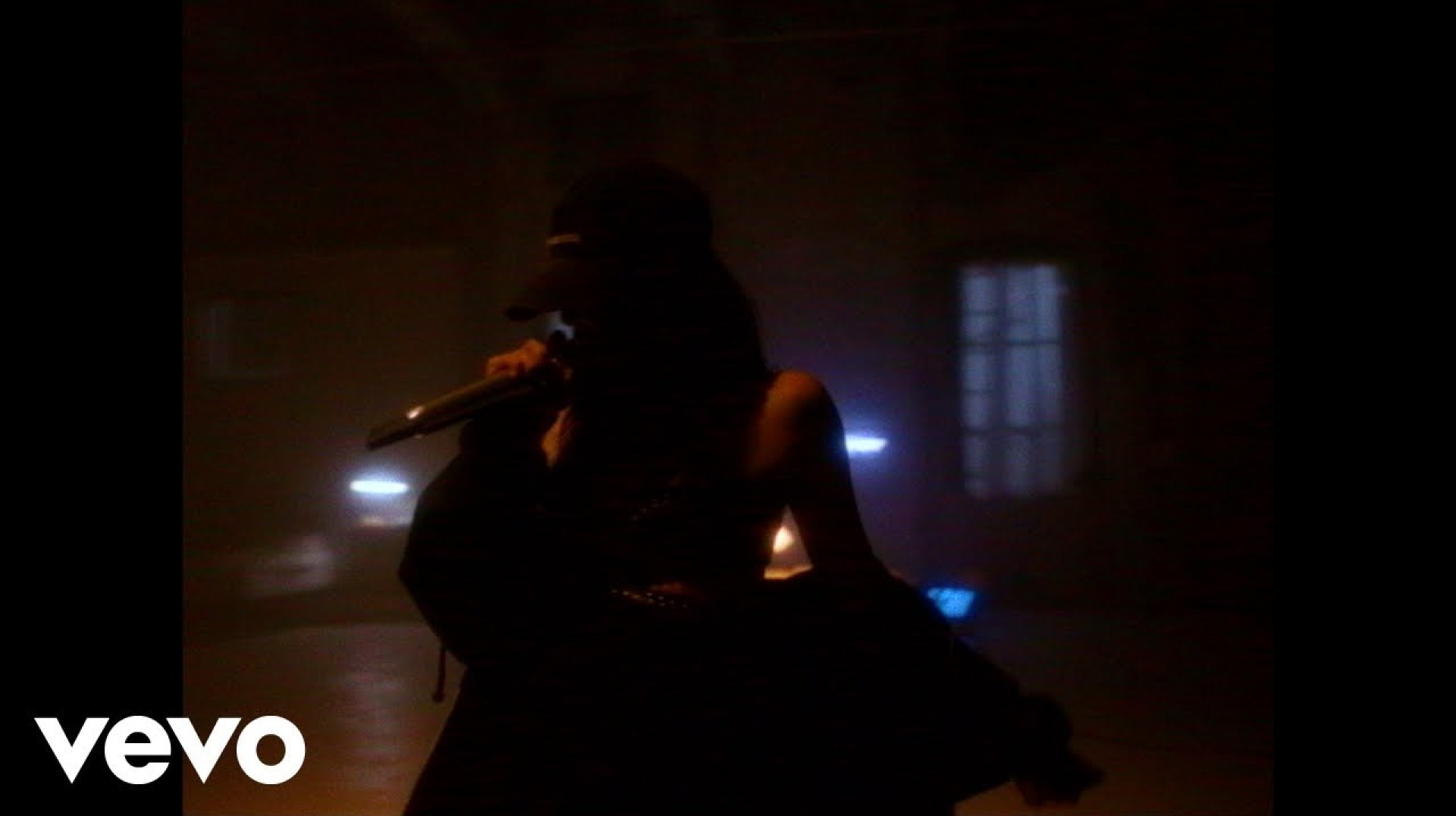 JENNIE – Love Hangover (Official Live Performance Video) JENNIE – Love Hangover (Official Live Performance Video)