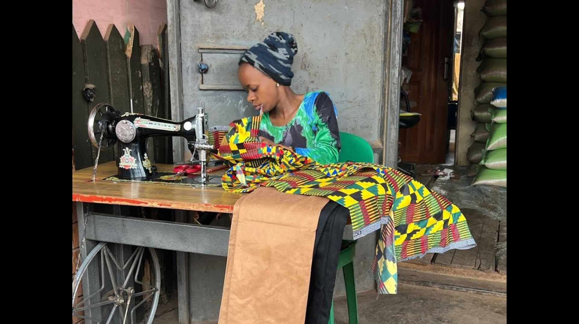 382 mujeres aprenden corte y confección y emprenden negocios en Kampala, Uganda 382 mujeres aprenden corte y confección y emprenden negocios en Kampala, Uganda