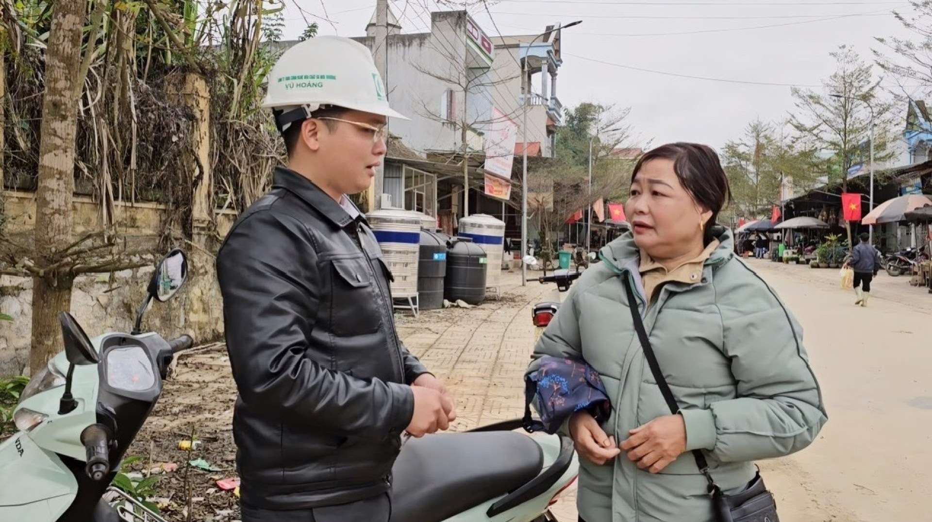The engineer took the girl's mother to the market, helping their relationship improve The engineer took the girl's mother to the market, helping their relationship improve