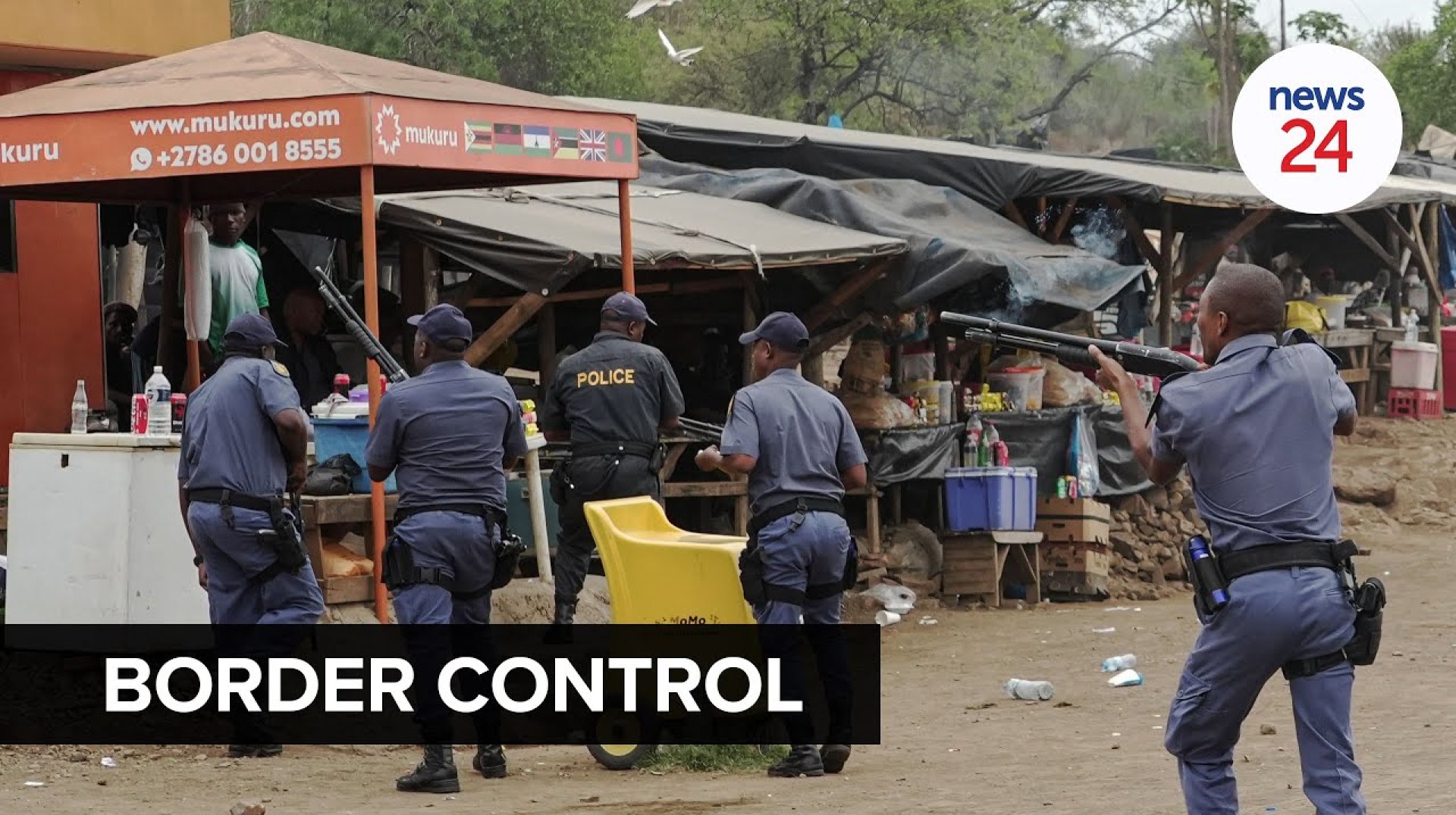 WATCH | SA police fire rubber bullets at Mozambican nationals trying to enter the country WATCH | SA police fire rubber bullets at Mozambican nationals trying to enter the country
