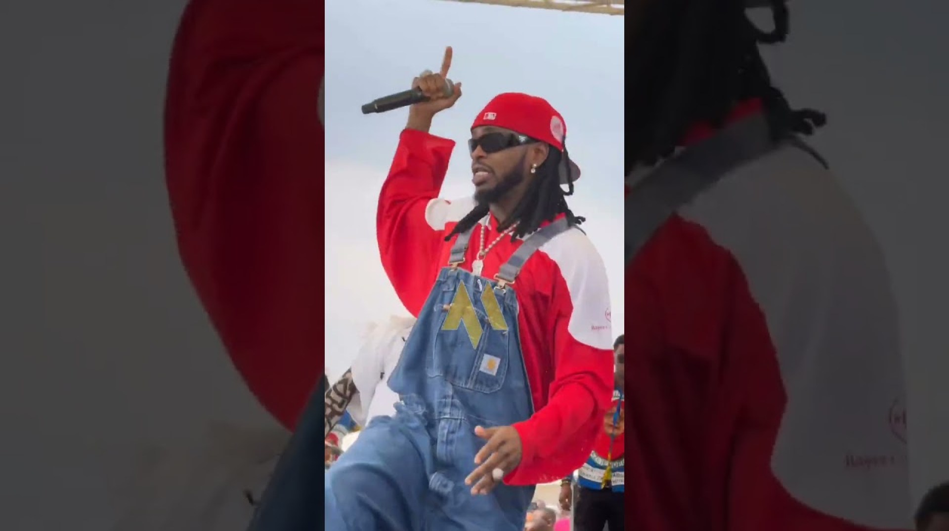 ANGALIA KWA MAKINI DIAMOND PLATNUMZ ANAVYOTUBWIZA JUKWAANI ANGALIA KWA MAKINI DIAMOND PLATNUMZ ANAVYOTUBWIZA JUKWAANI