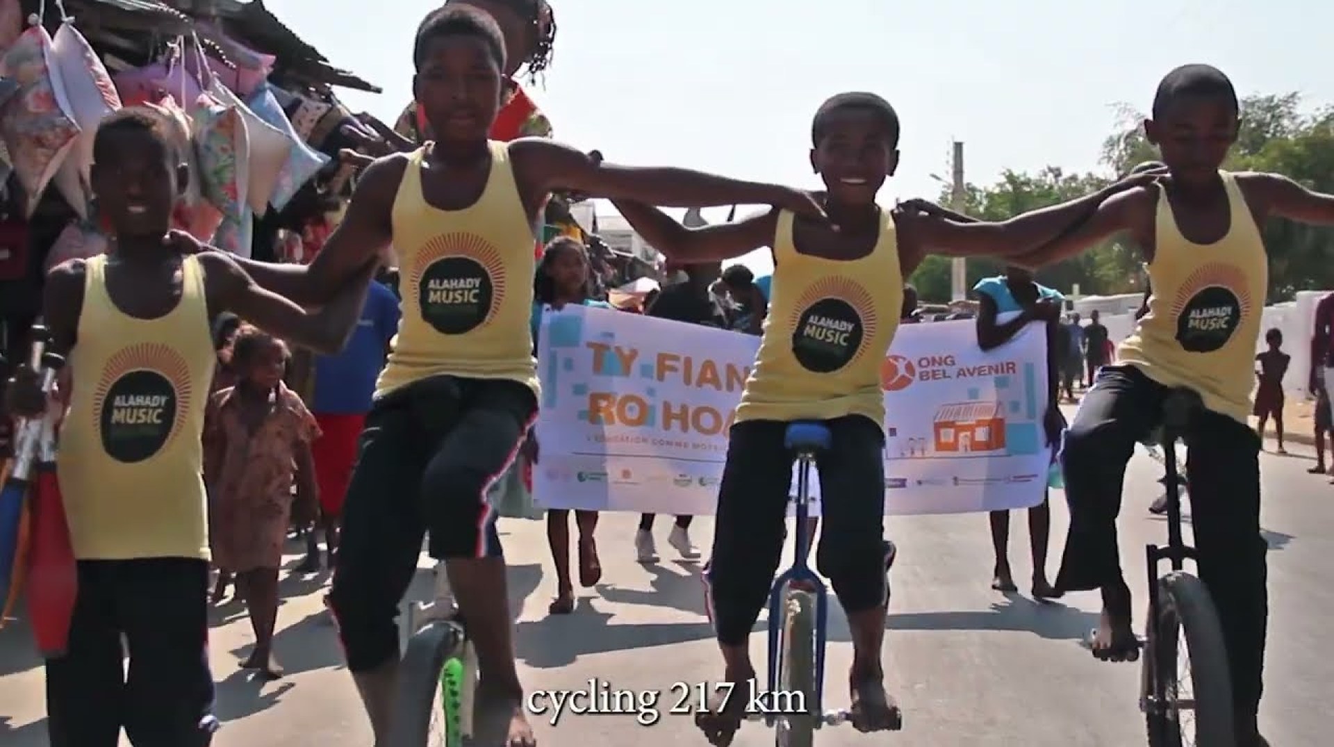 Roul Mon Coco Madagascar – Cycling Tour / Walking Tour – RuntheWorld Adventure Roul Mon Coco Madagascar – Cycling Tour / Walking Tour – RuntheWorld Adventure