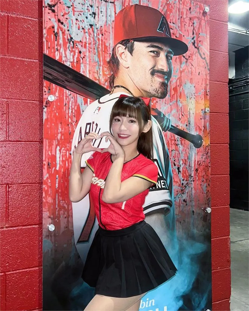 日本球迷為味全龍啦啦隊女神小映三度朝聖,帶著妻子攜手追夢 日本球迷為味全龍啦啦隊女神小映三度朝聖,帶著妻子攜手追夢