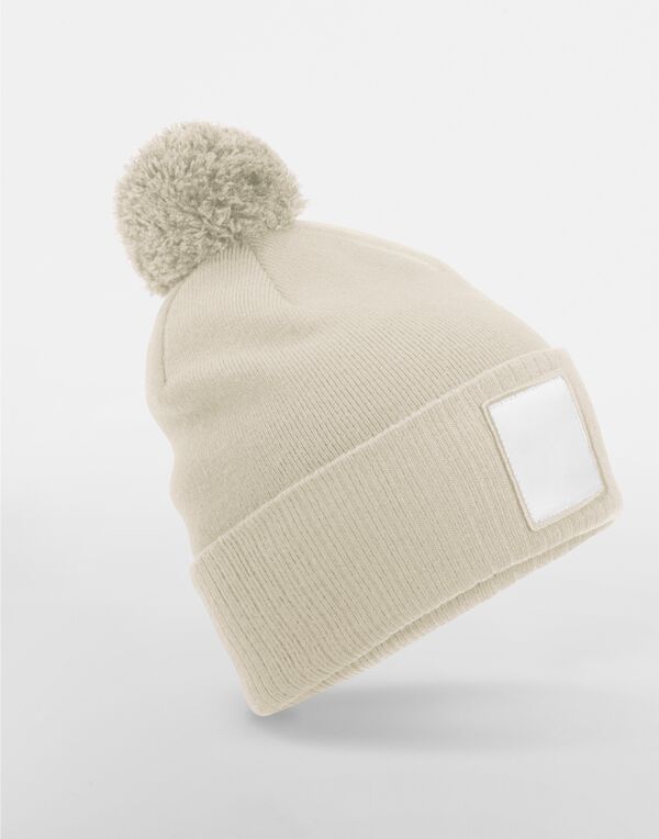 B338R Beechfield Appliqué Patch Pom Beanie Oatmeal/White B338R Beechfield Appliqué Patch Pom Beanie Oatmeal/White