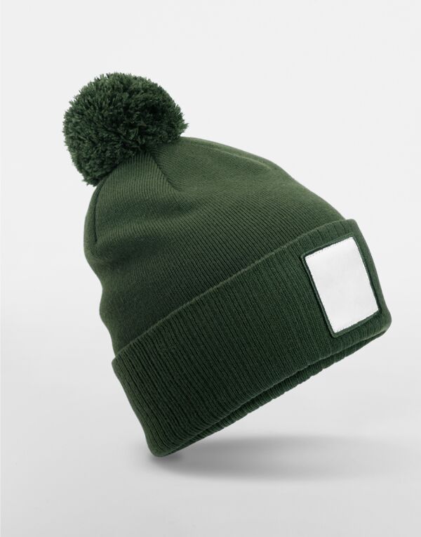 B338R Beechfield Appliqué Patch Pom Beanie Olive Green/White B338R Beechfield Appliqué Patch Pom Beanie Olive Green/White