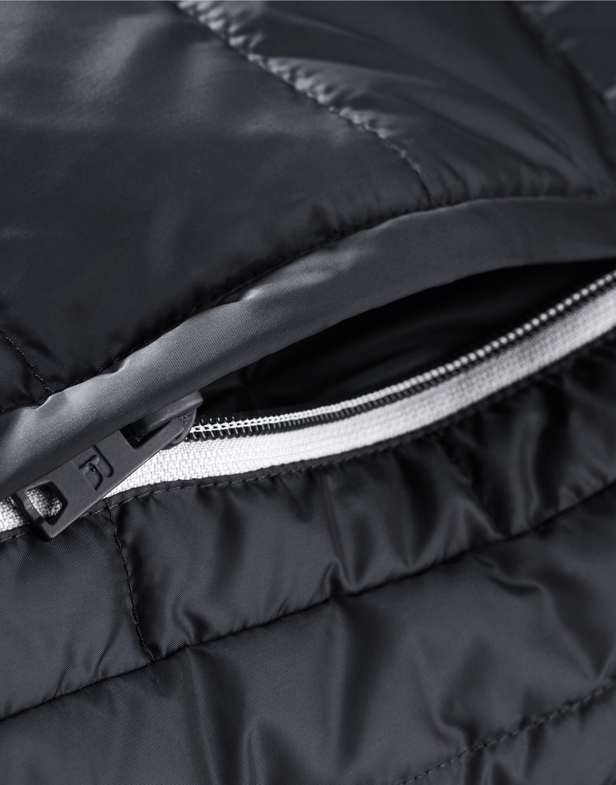 R440M Black Men’s Hooded Nano Jacket