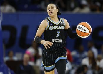 Chennedy Carter drops 28 in first quarter as Sky cruise to win over Wings Chennedy Carter drops 28 in first quarter as Sky cruise to win over Wings
