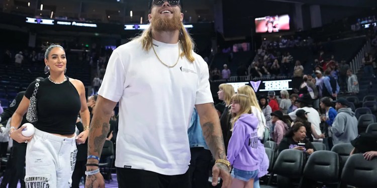 Caitlin Clark links up with 49ers star George Kittle during Fever game Caitlin Clark links up with 49ers star George Kittle during Fever game