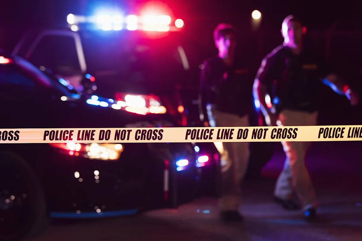 Man Pulled Over to Urinate — When He Returned to Automobile, He Discovered Girlfriend Being Attacked by Knife-Wielding Muggers Man Pulled Over to Urinate — When He Returned to Automobile, He Discovered Girlfriend Being Attacked by Knife-Wielding Muggers