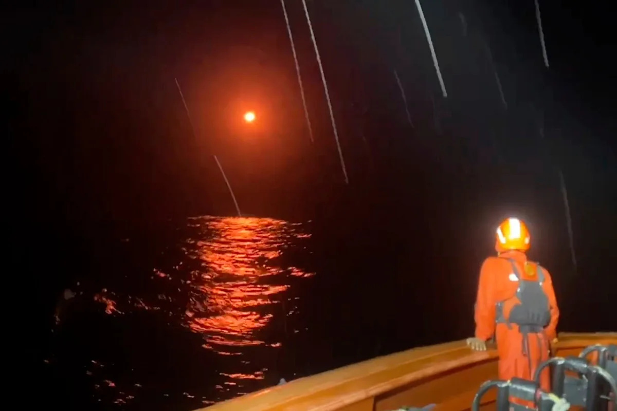 Rescuers seek for 11 lacking after speedboat capsized in western Indonesia Rescuers seek for 11 lacking after speedboat capsized in western Indonesia