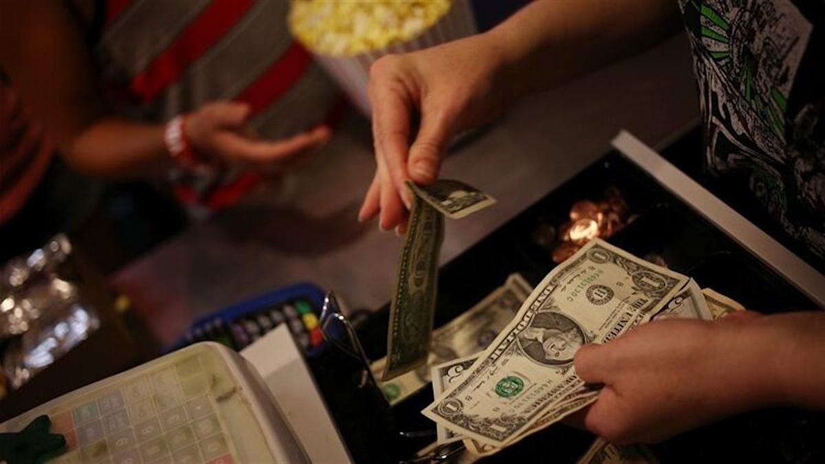 US Shopper Spending Falls in Could by Most This Yr US Shopper Spending Falls in Could by Most This Yr