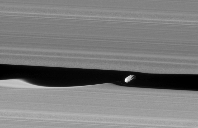 Фото дня: спутник Сатурна Дафнис глазами станции Cassini Фото дня: спутник Сатурна Дафнис глазами станции Cassini