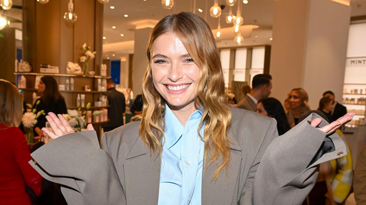 Das ist Camille Razat’s unusual Haarpflege-Trick gegen trockene Winterhaare Das ist Camille Razat’s unusual Haarpflege-Trick gegen trockene Winterhaare