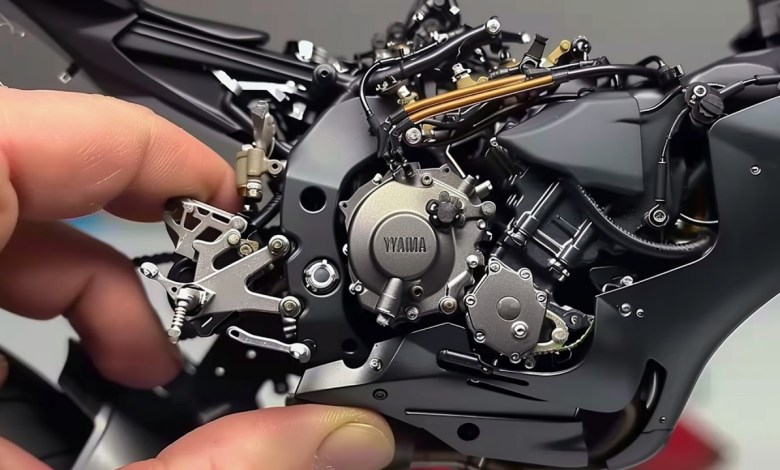 Man Builds Hyperrealistic MOTORBIKE at Scale | Yamaha YZF-R1M Man Builds Hyperrealistic MOTORBIKE at Scale | Yamaha YZF-R1M
