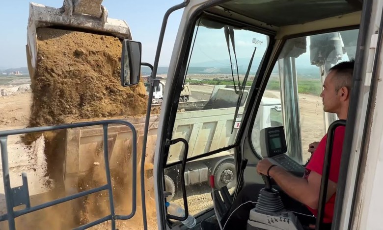 Huge Liebherr 984 Excavator Loading Trucks With Two Huge Liebherr 984 Excavator Loading Trucks With Two