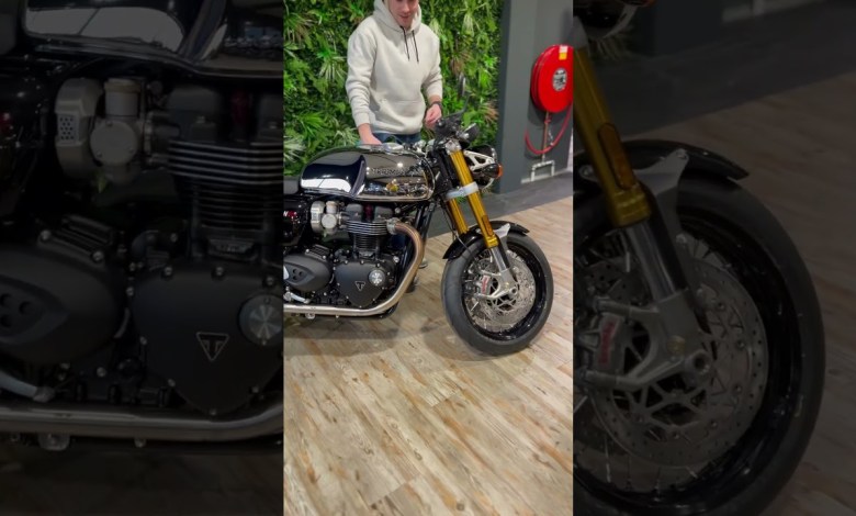 We keep polishing this Triumph Thruxton Chrome edition We keep polishing this Triumph Thruxton Chrome edition