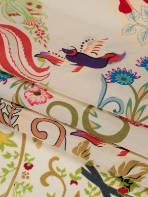 Crinkled Silk Crepe de Chine Print Made in Italy – Beige, Tan and Red Flowers and Crests – Deadstock Crinkled Silk Crepe de Chine Print Made in Italy – Beige, Tan and Red Flowers and Crests – Deadstock