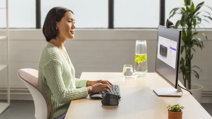 Mujer Trabajando confortablemente con Wave keys for business