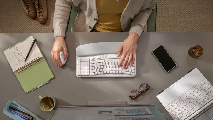 Vista desde arriba en el teclado Wave Keys y el ratón Lift