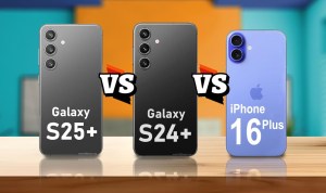 Tiga smartphone premium berjajar (Attar Compare) Tiga smartphone premium berjajar (Attar Compare)