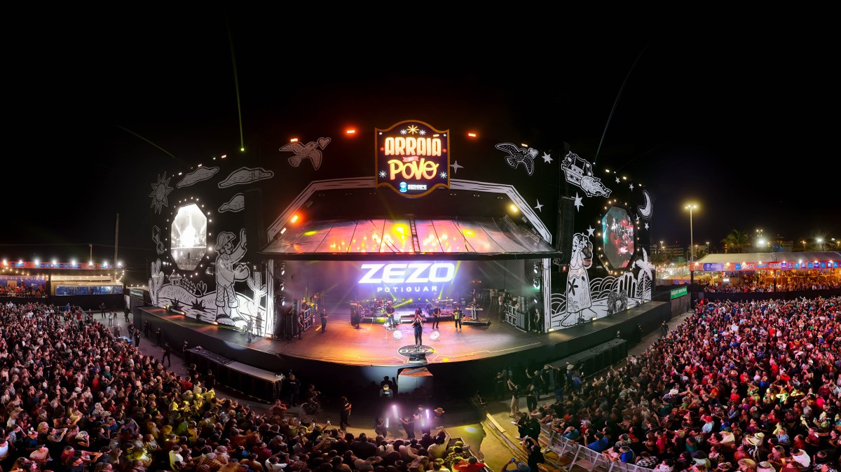 Sergipanos e turistas festejam em noite de forró romântico no Arraiá do Povo 2025 Sergipanos e turistas festejam em noite de forró romântico no Arraiá do Povo 2025
