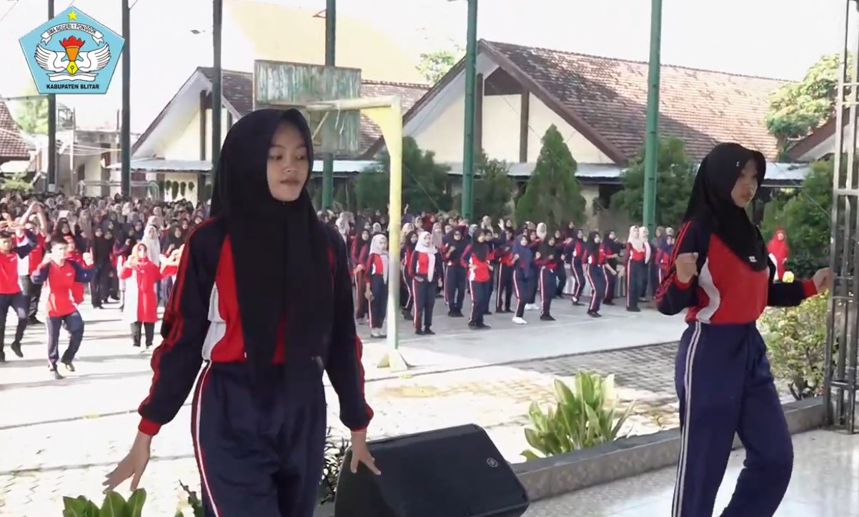 SMAN 1 Ponggok Gelar Senam dan Aksi Bersih-Bersih Bersama SMAN 1 Ponggok Gelar Senam dan Aksi Bersih-Bersih Bersama