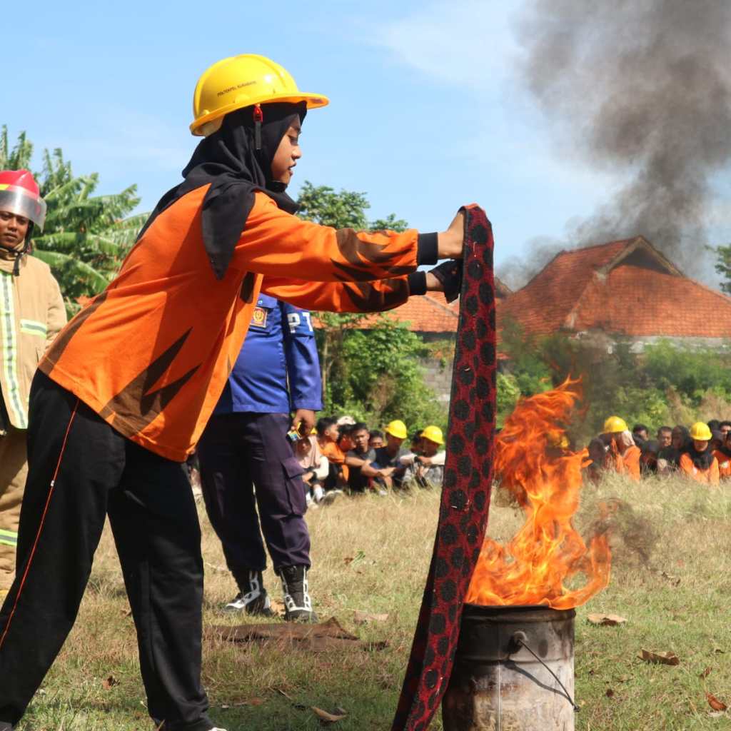 SMKN 4 Probolinggo Gandeng Damkar Kota Probolinggo Bekali Taruna-Taruni Pencegahan-Penanggulangan Kebakaran SMKN 4 Probolinggo Gandeng Damkar Kota Probolinggo Bekali Taruna-Taruni Pencegahan-Penanggulangan Kebakaran