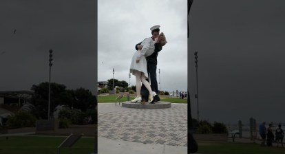 Embracing Peace by Seward Johnson in San Diego #hugoontheroad #embracingpeace #sandiego Embracing Peace by Seward Johnson in San Diego #hugoontheroad #embracingpeace #sandiego