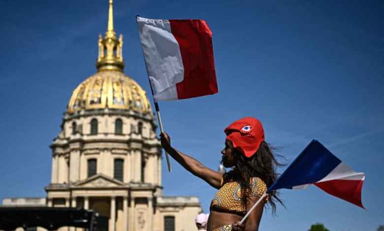 Thousands join the Paris far-right march to oppose Le Pen's election ban Thousands join the Paris far-right march to oppose Le Pen's election ban