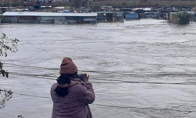 Schoolchildren searching for resumes were wiped out by South Africa flood Schoolchildren searching for resumes were wiped out by South Africa flood