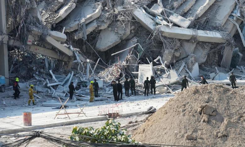 Two people died in a strong earthquake rocks in Thailand's capital Two people died in a strong earthquake rocks in Thailand's capital