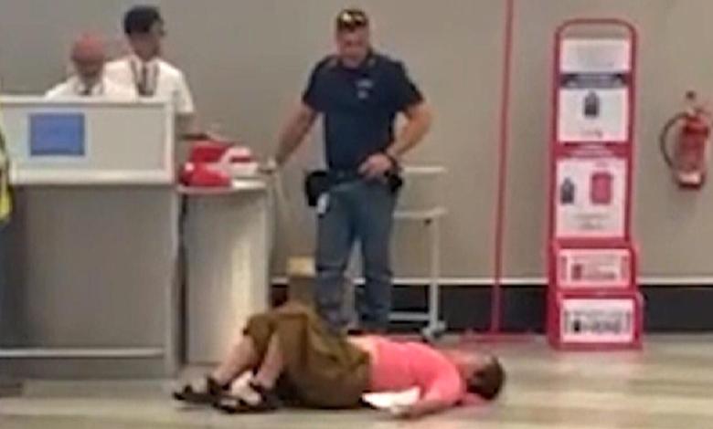 Woman is all the rage after being told that her luggage is too heavy Woman is all the rage after being told that her luggage is too heavy