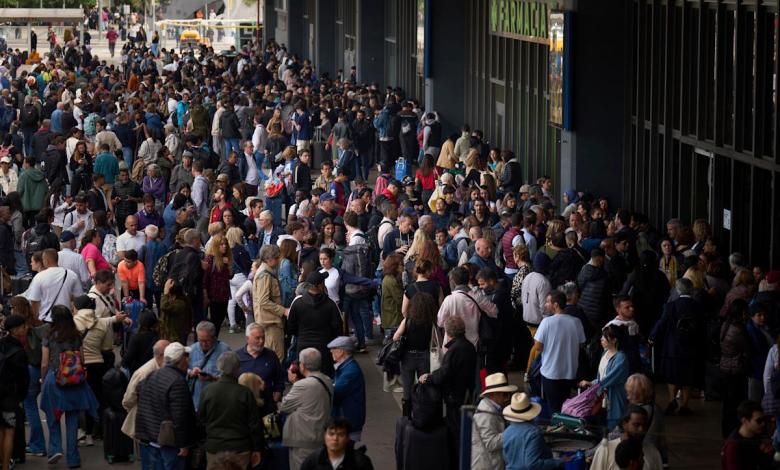 Spain and Portugal compete to restore power after unexplained power outage Spain and Portugal compete to restore power after unexplained power outage