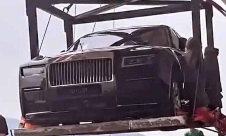 Chinese Billionaire Crane Rolls-Royce Ghost to Penthouse on 44th Floor Chinese Billionaire Crane Rolls-Royce Ghost to Penthouse on 44th Floor