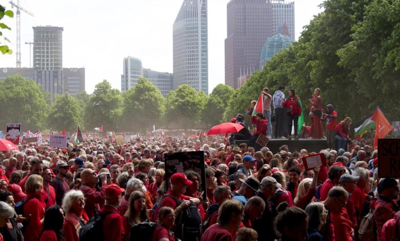 Huge crowds put pressure on the Dutch government to end Israeli campaign in Gaza Huge crowds put pressure on the Dutch government to end Israeli campaign in Gaza