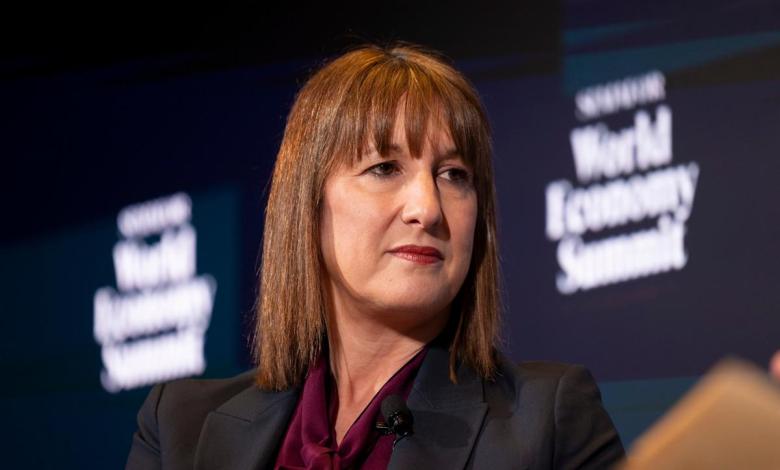 Prime Minister aims at higher pay raises under pressure from nurses and teachers Prime Minister aims at higher pay raises under pressure from nurses and teachers