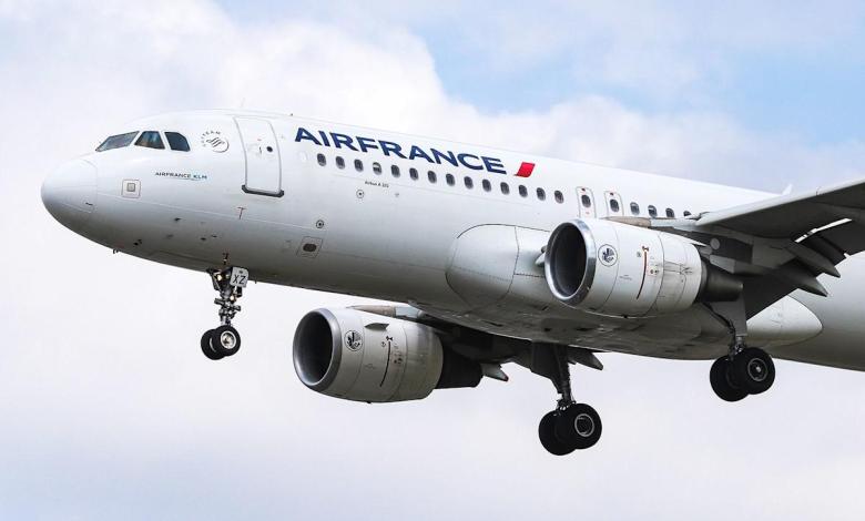 The plane turned around after the passenger lost the phone in the flight, forcing everyone to go home The plane turned around after the passenger lost the phone in the flight, forcing everyone to go home