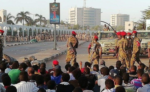 Sudan Clashes Intensify As Army Reinforcements Arrive and Paramilitaries Hold the Palace Sudan Clashes Intensify As Army Reinforcements Arrive and Paramilitaries Hold the Palace