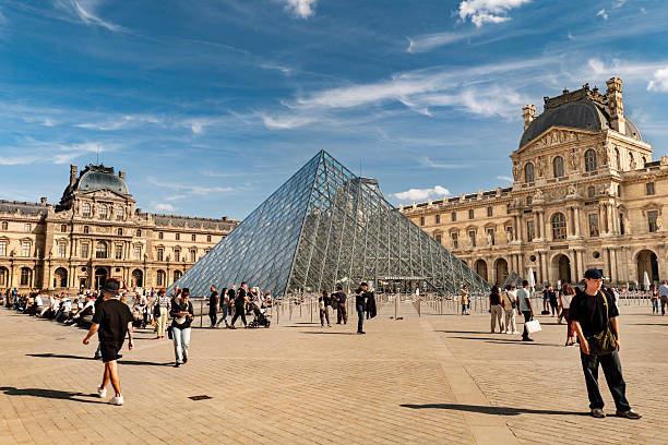 France’s famed Louvre museum closes after daring jewellery heist France’s famed Louvre museum closes after daring jewellery heist