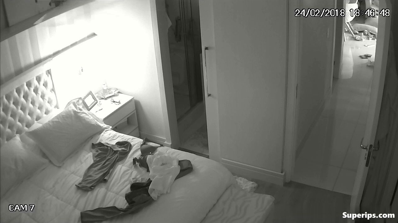 IPCAM – American busty woman is naked in her room IPCAM – American busty woman is naked in her room