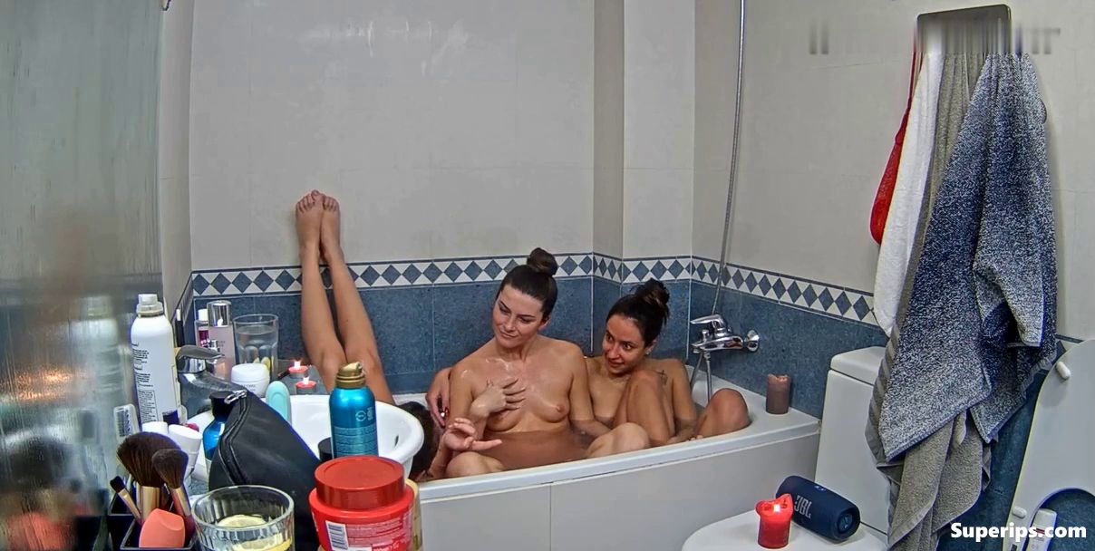 IPCAM – German girls bathe together in the bathtub IPCAM – German girls bathe together in the bathtub