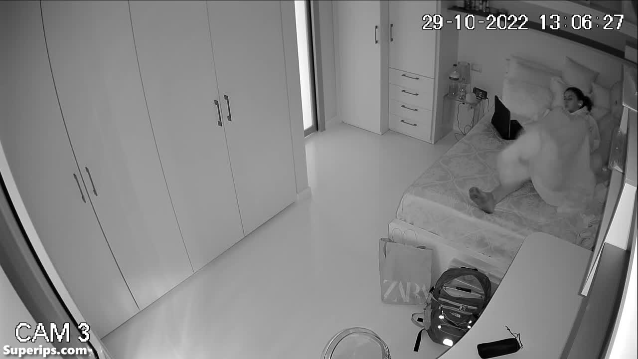 IPCAM – British girl masturbates while watching porn on her iPad IPCAM – British girl masturbates while watching porn on her iPad