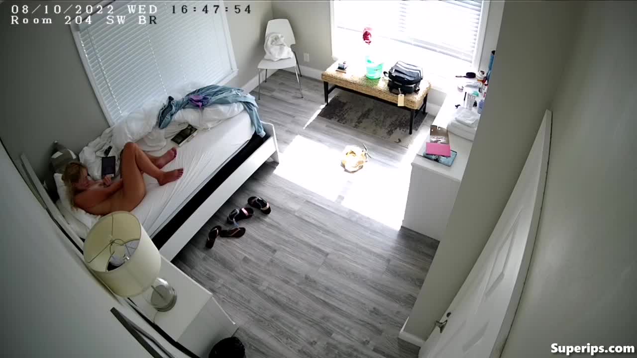 IPCAM – Blonde British surfer masturbates on her bed IPCAM – Blonde British surfer masturbates on her bed