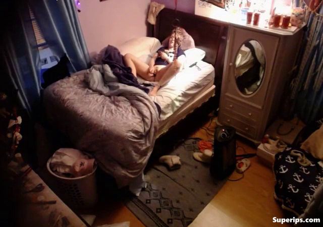 IPCAM – Canadian blonde girl masturbates on her bed IPCAM – Canadian blonde girl masturbates on her bed