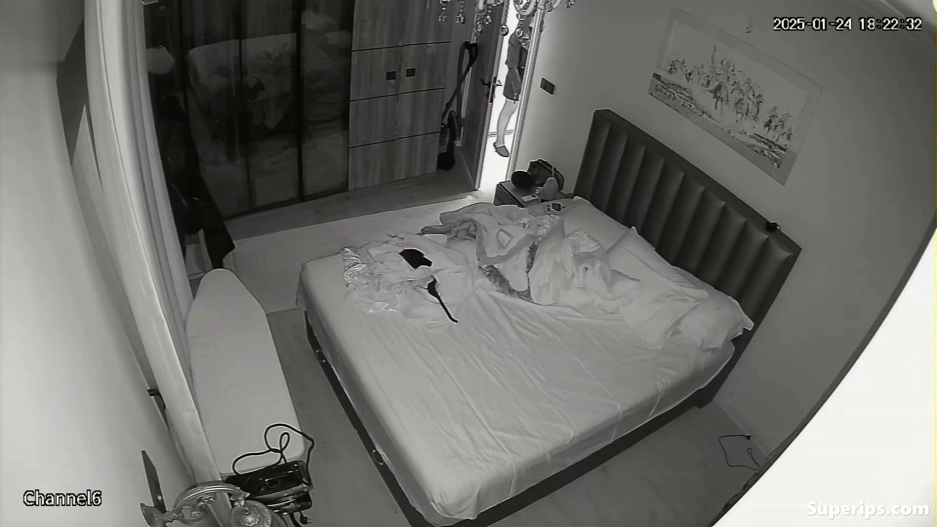 IPCAM – Mature Arab wife gets dressed in her room IPCAM – Mature Arab wife gets dressed in her room