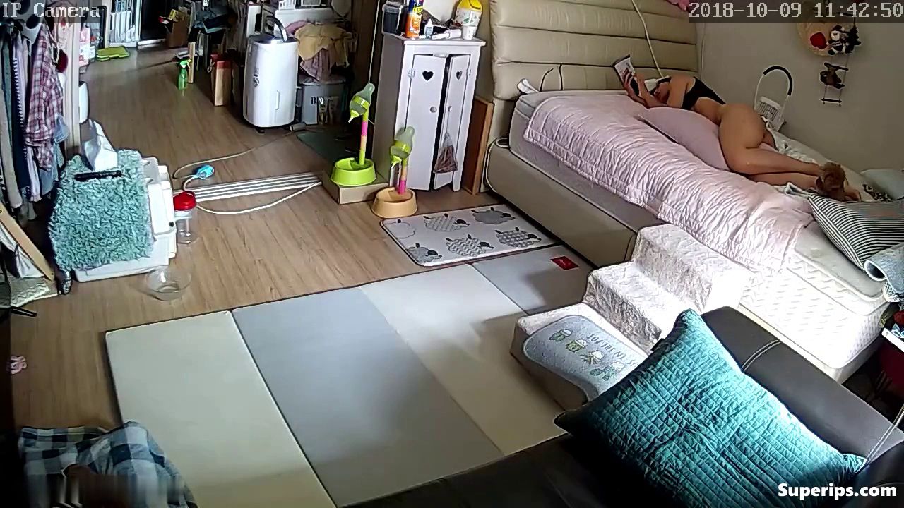 IPCAM – Korean girl rubs her pussy on the pillow IPCAM – Korean girl rubs her pussy on the pillow