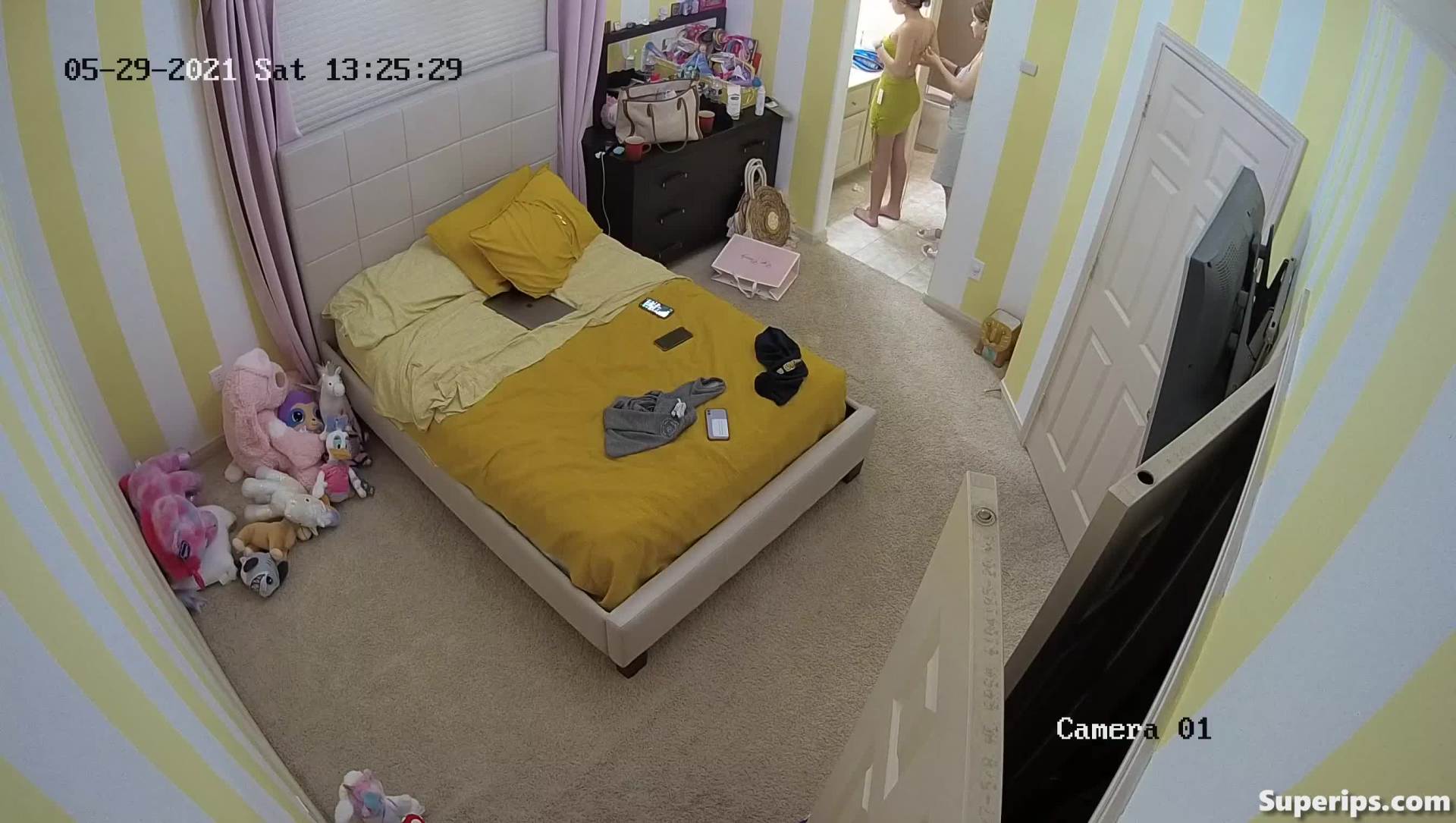 IPCAM β Group of American teen friends change clothes IPCAM β Group of American teen friends change clothes